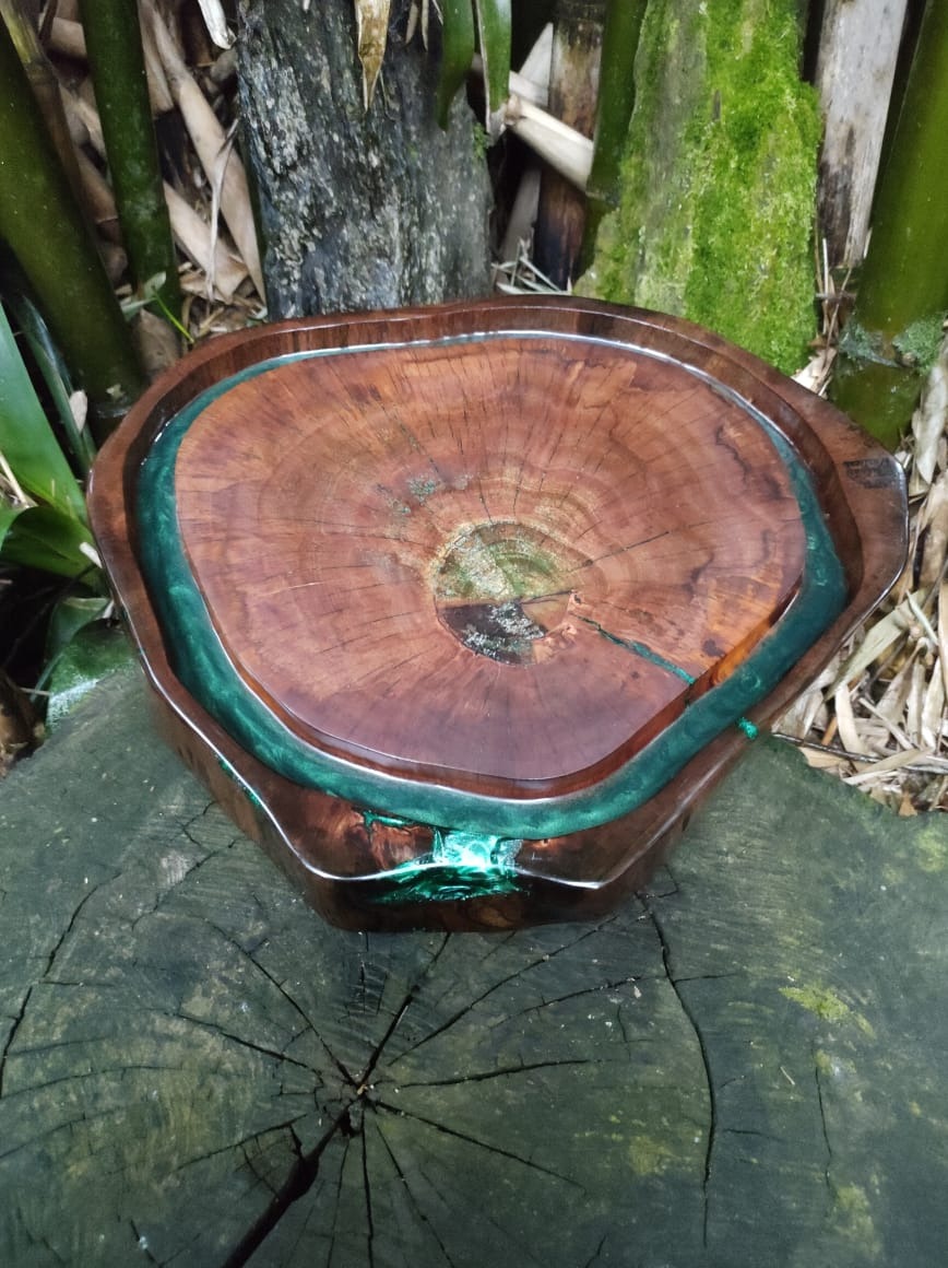 Tábua de Corte Resinada em Madeira Jamelão – Bordas Naturais